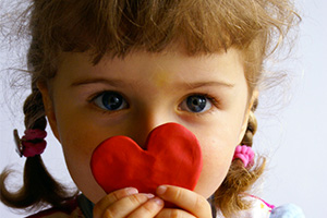 bambina che gioca scegli osa assistente infanzia